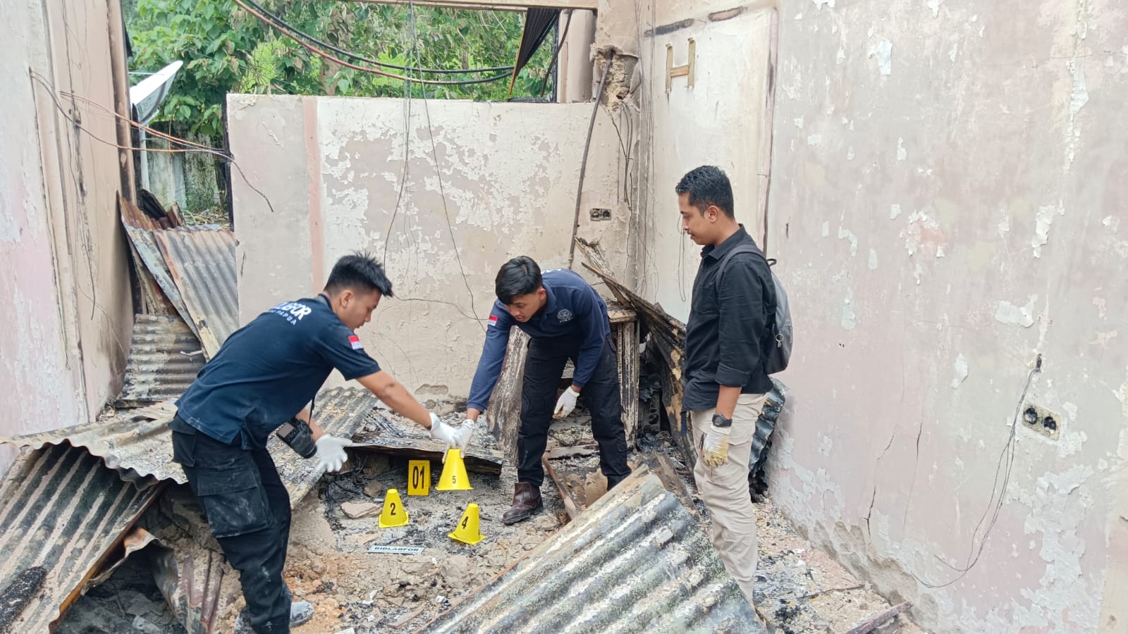 Bid Labfor Polda Papua Bersama Polres Jayapura Lakukan Oah TKP Kasus Kebakaran Gedung Pemerintahan Jayapura