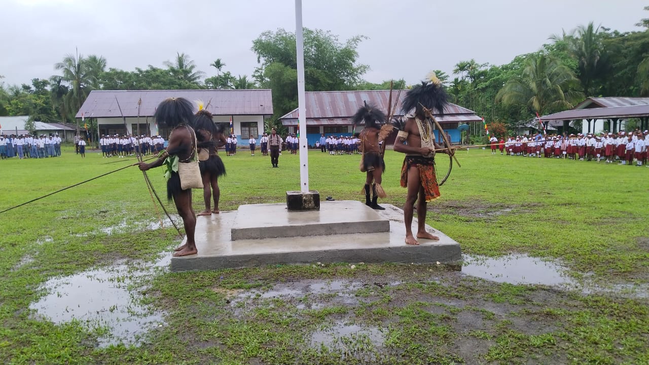 Penjaga Bendera di Distrik Masirei Kabupaten Waropen Saat Pengibaran Sang Merah Putih