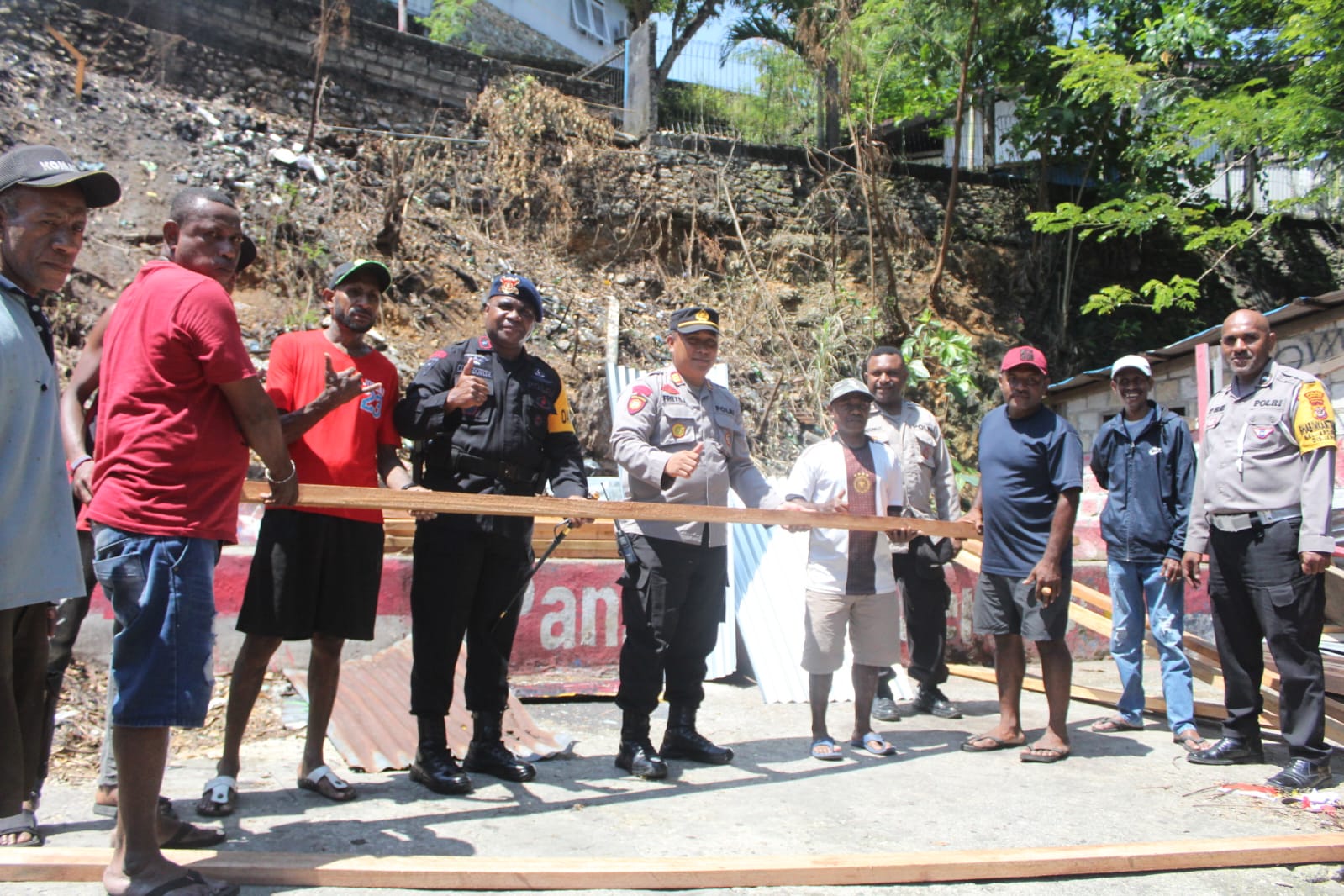 Danyon A Pelopor Brimob Polda Papua Berikan Bantuan kepada Tukang Ojek