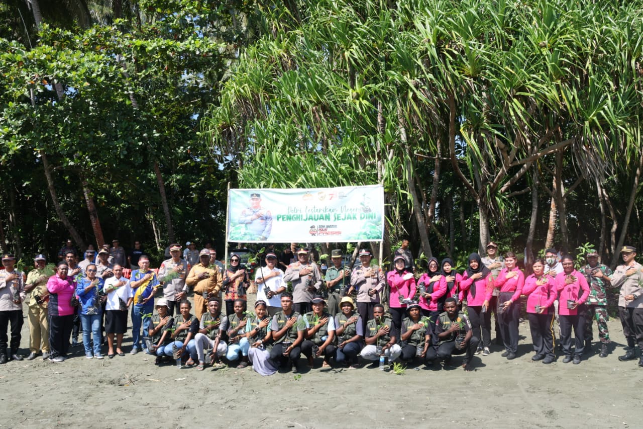 Kapolda Papua dan Forkopimda Sarmi Tanam 500 Bibit Pohon dalam Rangka Hari Kemerdekaan ke-78