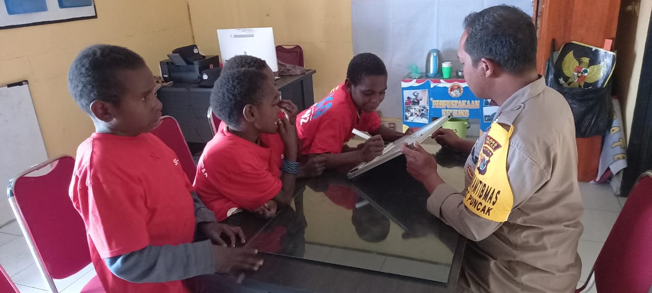 Satgas Ops Rasaka Cartenz WIlayah Puncak Wujudkan Pendidikan untuk Generasi Muda di Distrik Ilaga