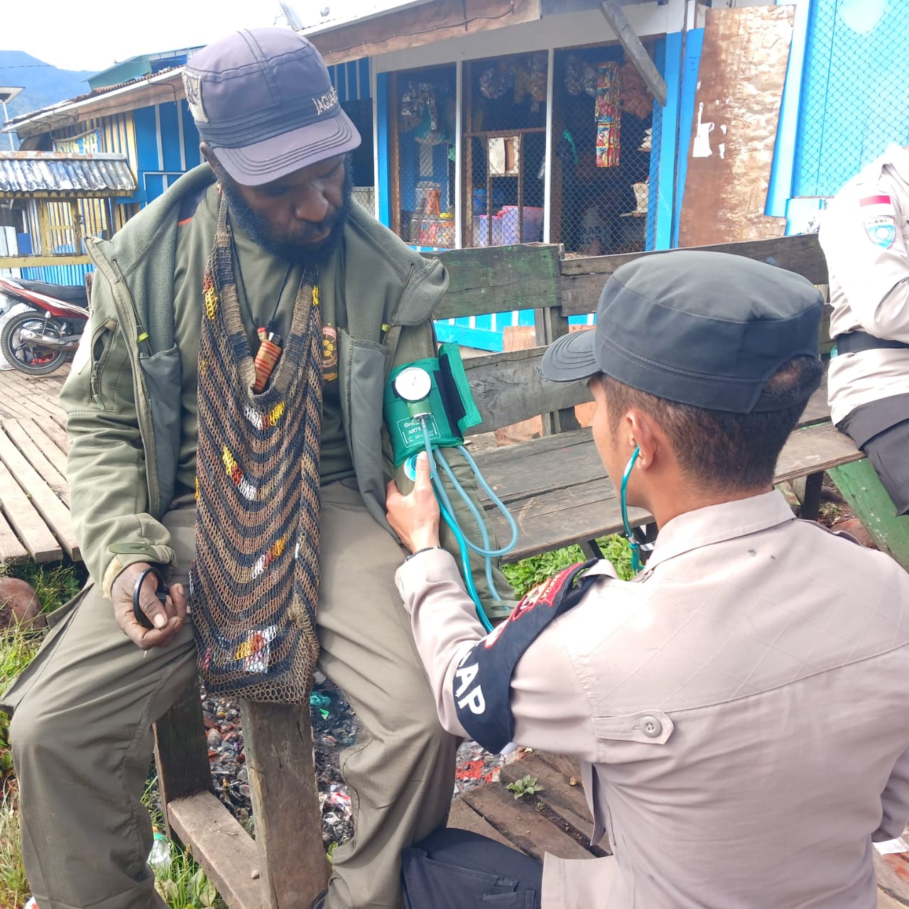 Tim Kesehatan Satgas Keladi Sagu Rasaka Cartenz 2023 Memberikan Pelayanan Kesehatan Gratis di Kampung Kago Puncak