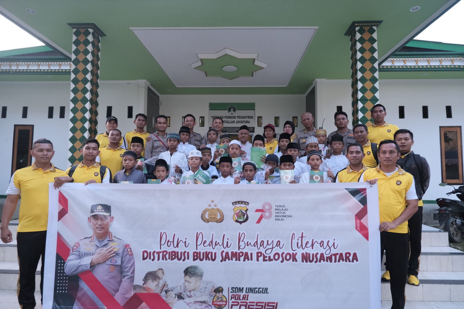 Polri Luncurkan Program Budaya Literasi Lewat Pembagian Buku di Pesantren Al-Furqon Hidayatullah Jayapura