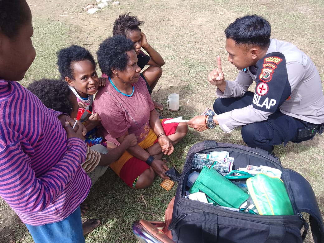 Tim Kesehatan Program Keladi Sagu Obati Pengidap ISPA dan Cephalgia di Pelosok Papua Tengah
