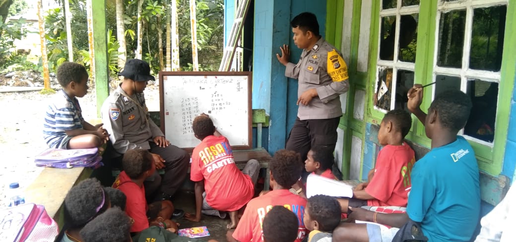 Program Si-Ipar Polri Pacu Kemampuan Literasi Anak di Mimika