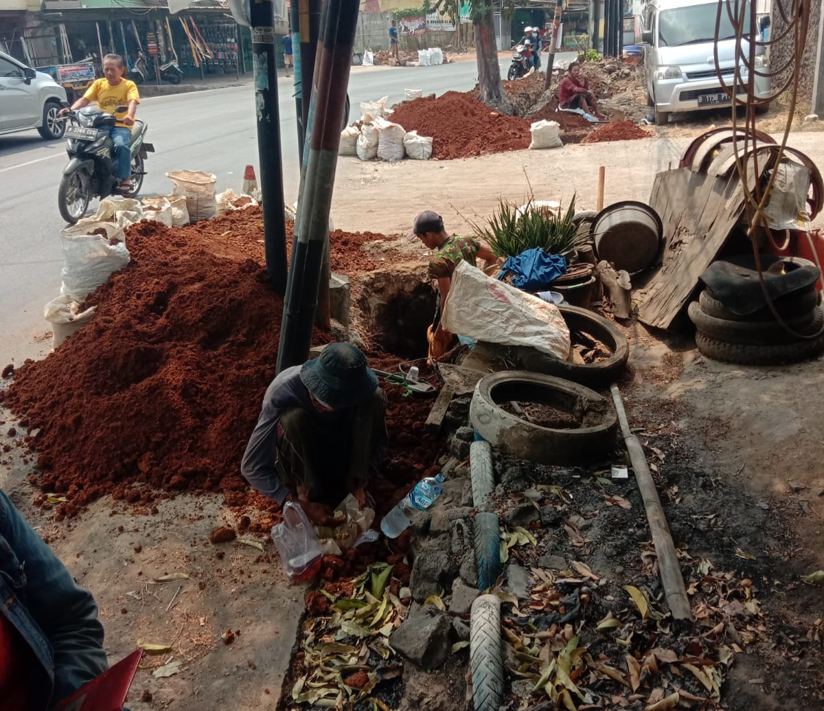 Galian kabel optik sepanjang jalan KH Hasim ashari sampai belokan jalan H.Mansur Gondrond Di duga tidak kantongi Izin