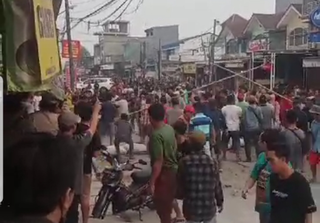 Arogan Sejumlah Preman Memakai Atribut Ormas Serang Pedagang Pasar Kemis