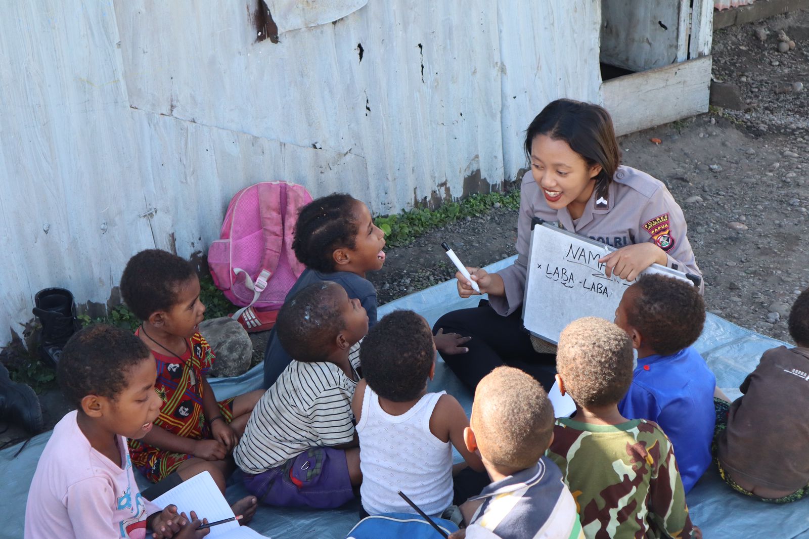 Anak Papua Pegunungan Rutin Belajar Literasi Melalui Program Polisi Pi Ajar