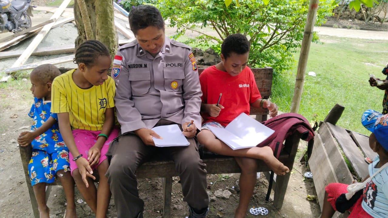 Semangat Leisa dan Iren Belajar Literasi Melalui Polisi Pi Ajar di Jayapura