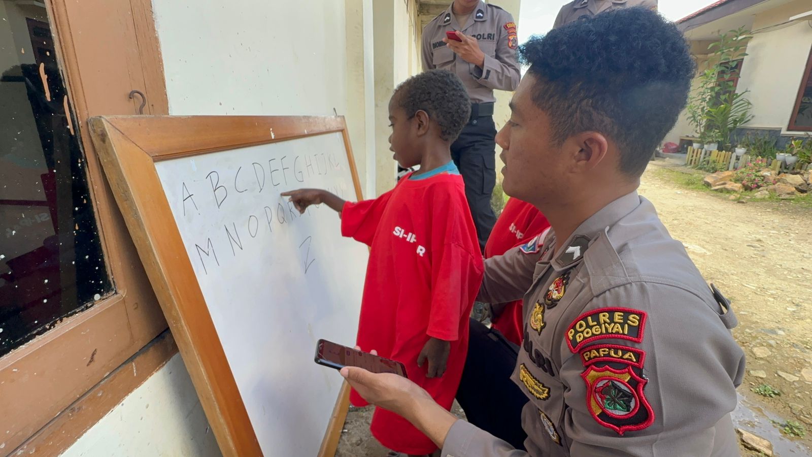 Ops Rasaka Cartenz 2023 Melaksanakan Kegiatan Si-Ipar Bersama Anak-Anak Kampung Kimipugi