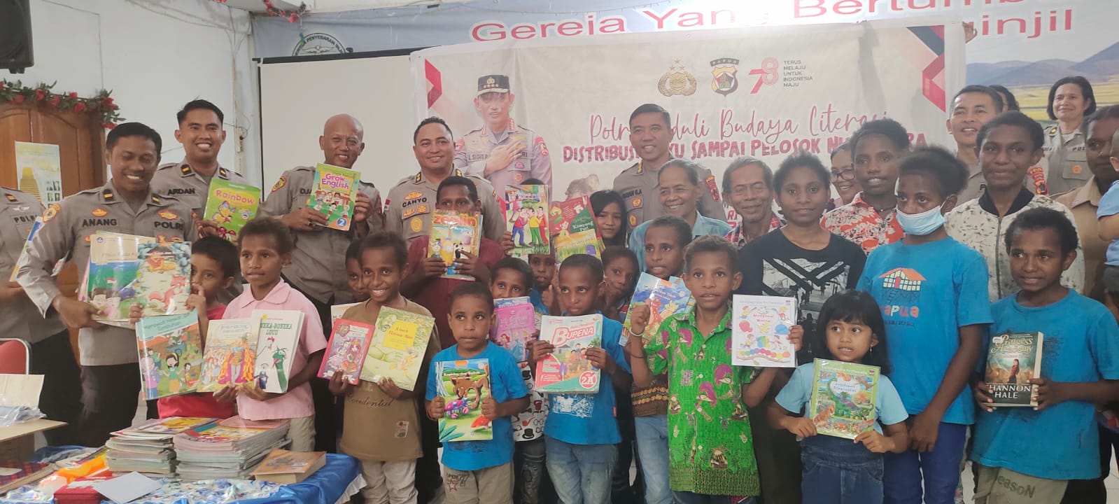 Peduli Budaya Literasi, Polda Papua Distribusi Ratusan Buku di Panti Asuhan Koya Timur