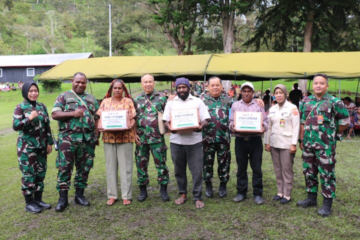 Program Prioritas Nasional Bakti Papua Berikan Sembako Bagi Masyarakat Pelosok Jayawijaya