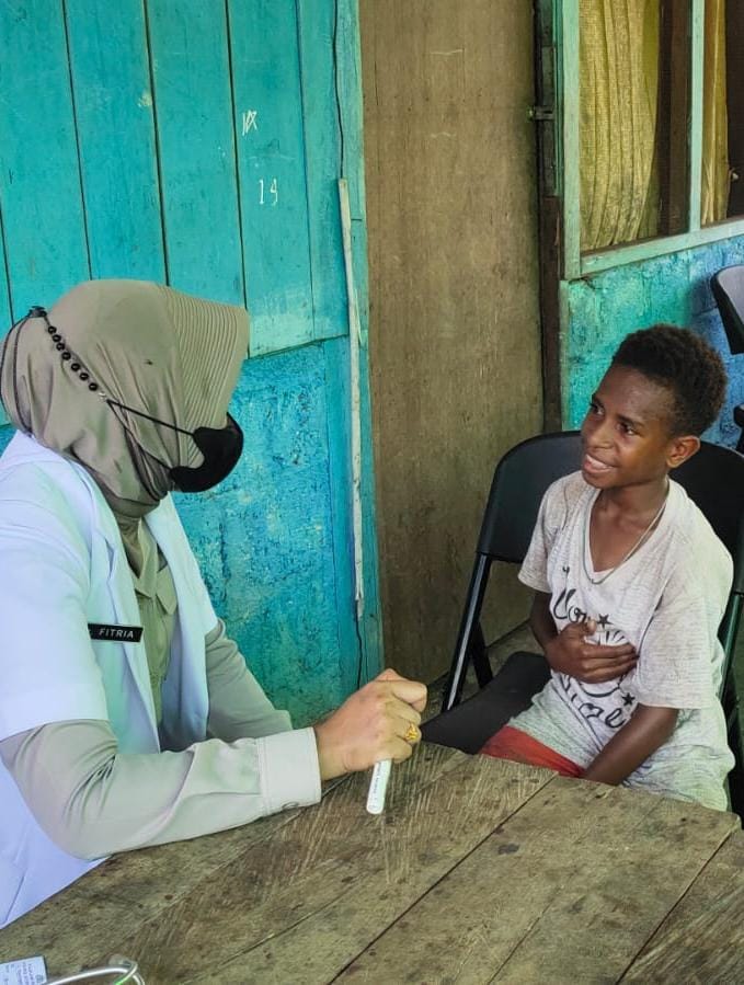 Tim Kesehatan Satgas Rasaka Cartenz Rutin Obati Penderita ISPA di Jayapura