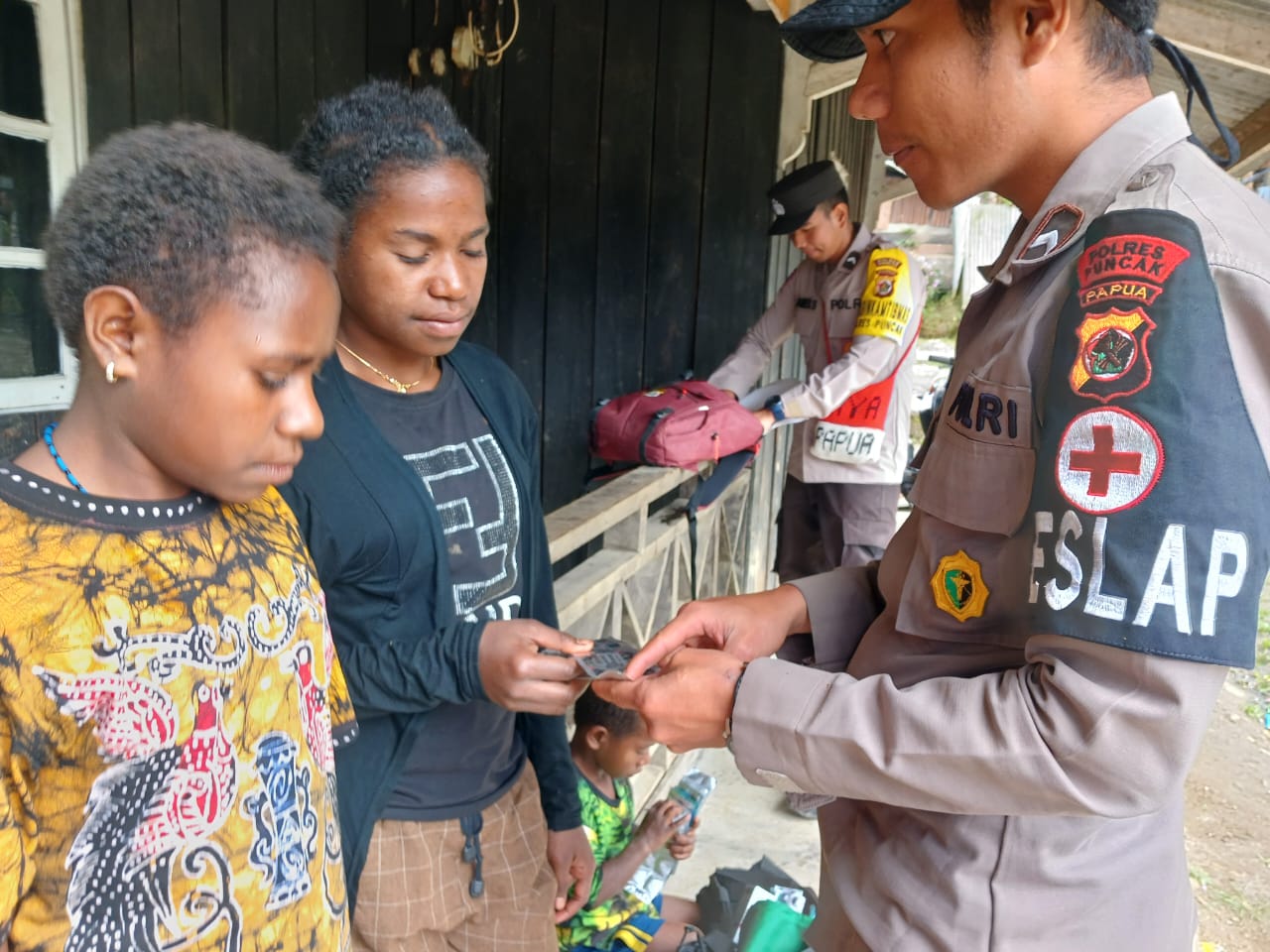 Tim Kesehatan Polri Berjuang Obati Penderita Sakit di Pedalaman Papua Tengah