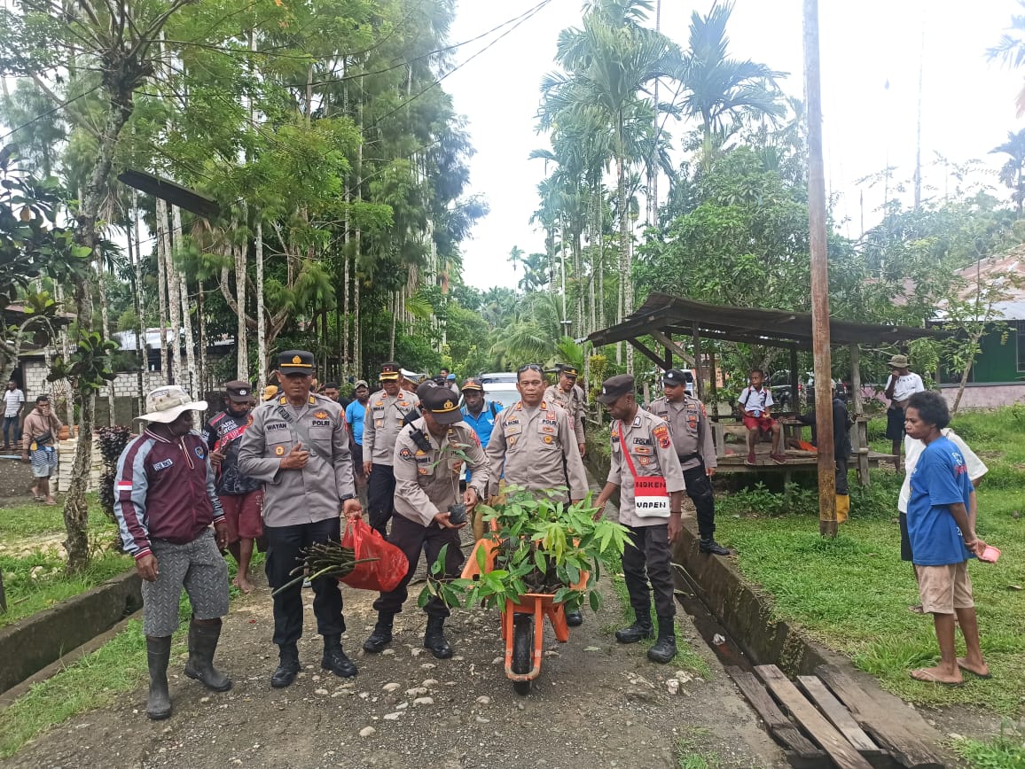 Polres Kepulauan Yapen Tanam 200 Bibit Pohon sebagai Upaya Lindungi Lingkungan
