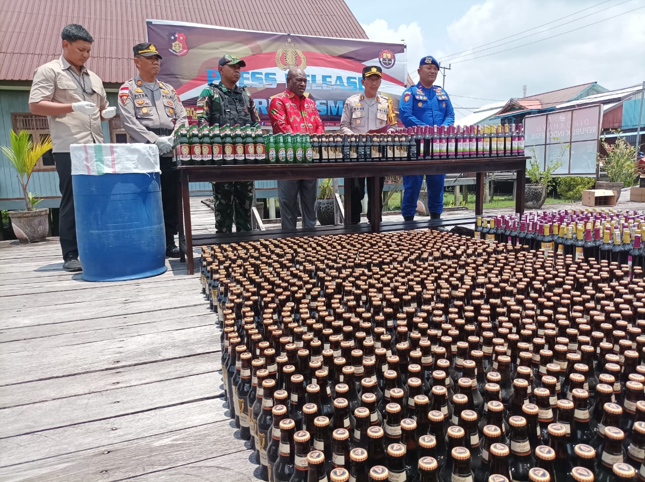 Polres Asmat Press Release Pemusnahan Ribuan Botol Minuman Keras