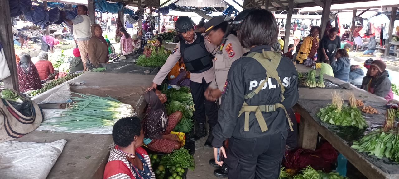 Polwan Polres Jayawijaya Kembali Gelar Patroli Senyum untuk Menjaga Kamtibmas