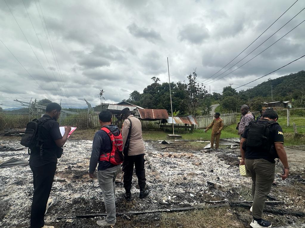 Sat Reskrim Polres Dogiyai Lakukan Olah TKP Kebakaran Kantor Balai dan Posyandu Kampung Deiyapa
