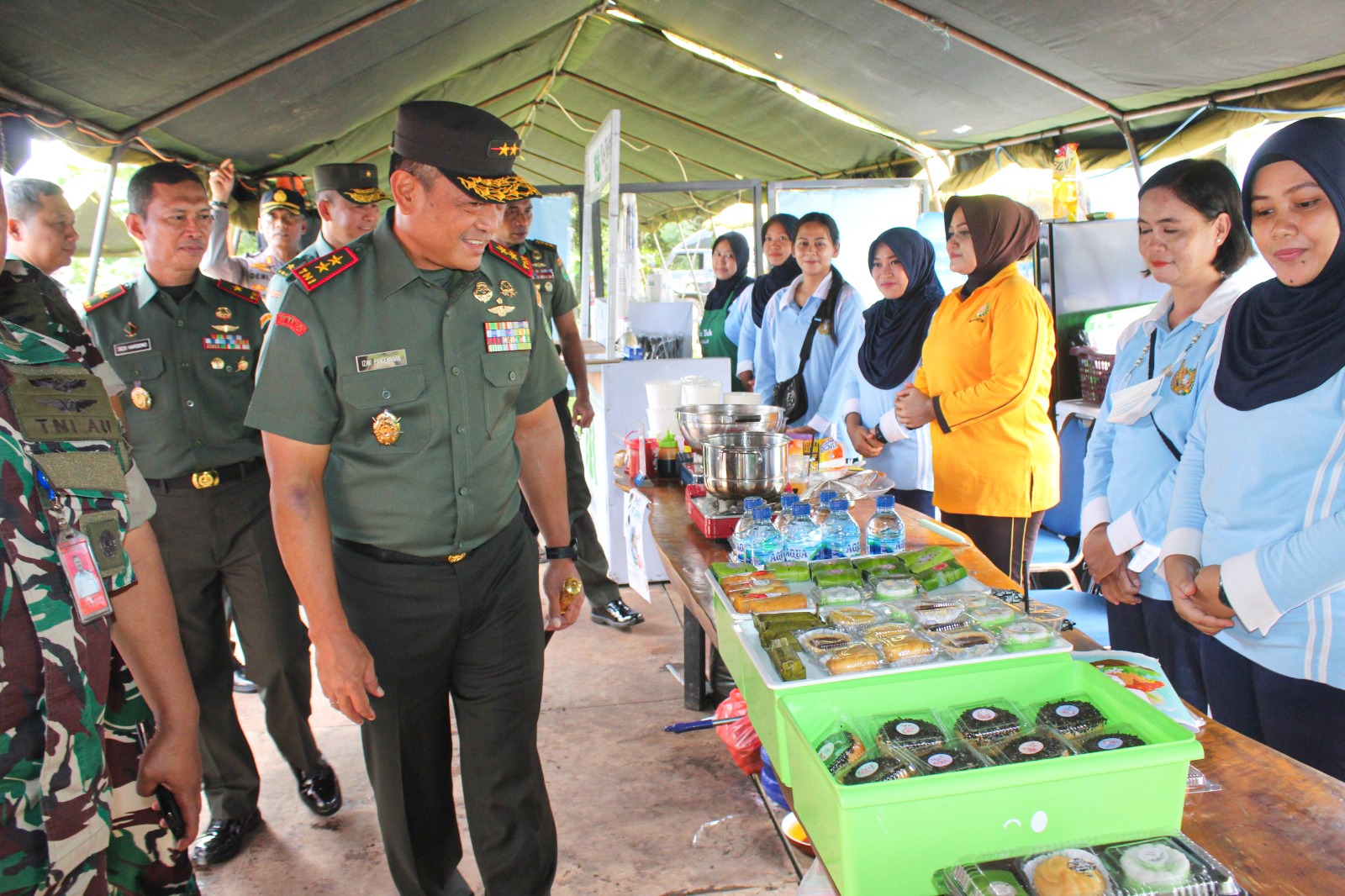 Peringati HUT Ke-78 TNI, Danrem 172/PWY Buka Bazar UMKM Dan Dapur Umum