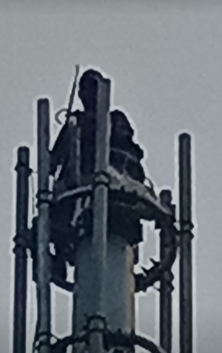 Diduga Ilegal, Tower Telekomunikasi di atas trotoar di Jalan Maulana Hasanudin Diprotes Warga