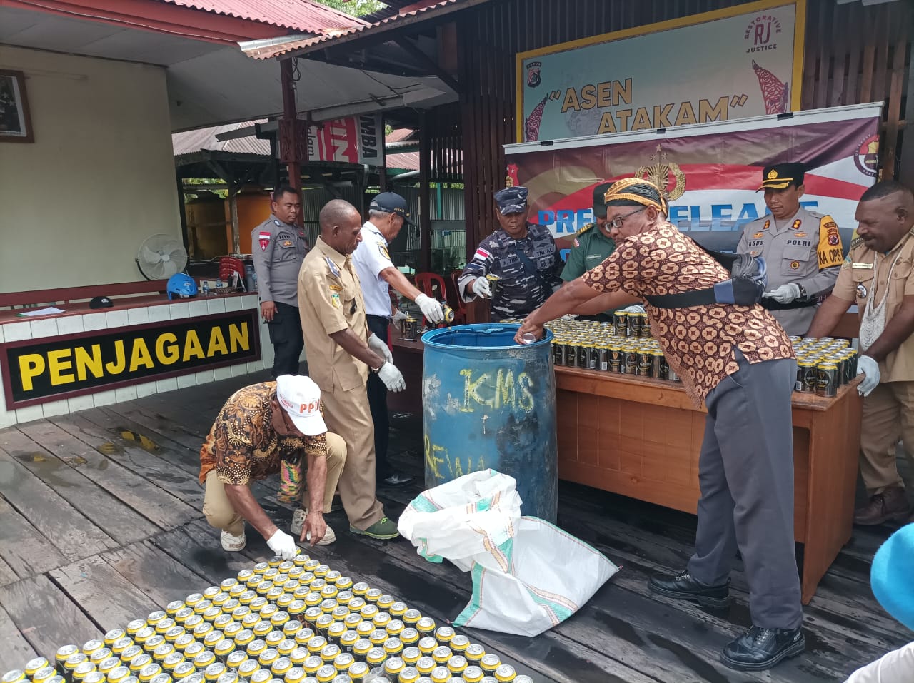 Polres Asmat Musnahkan 1.200 Kaleng Bir Hitam