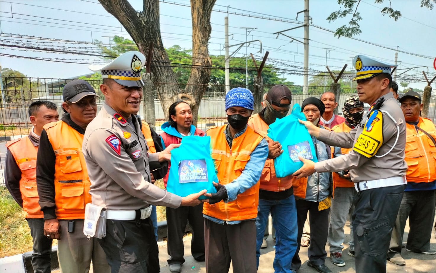 Satlantas Polresta Soetta bagikan Sembako