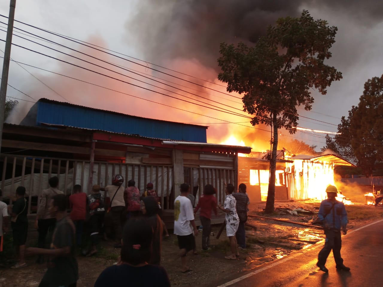 Aksi Heroik Anggota Polisi Bantu Warga Padamkan Kebakaran di Boven Digoel, Papua Selatan