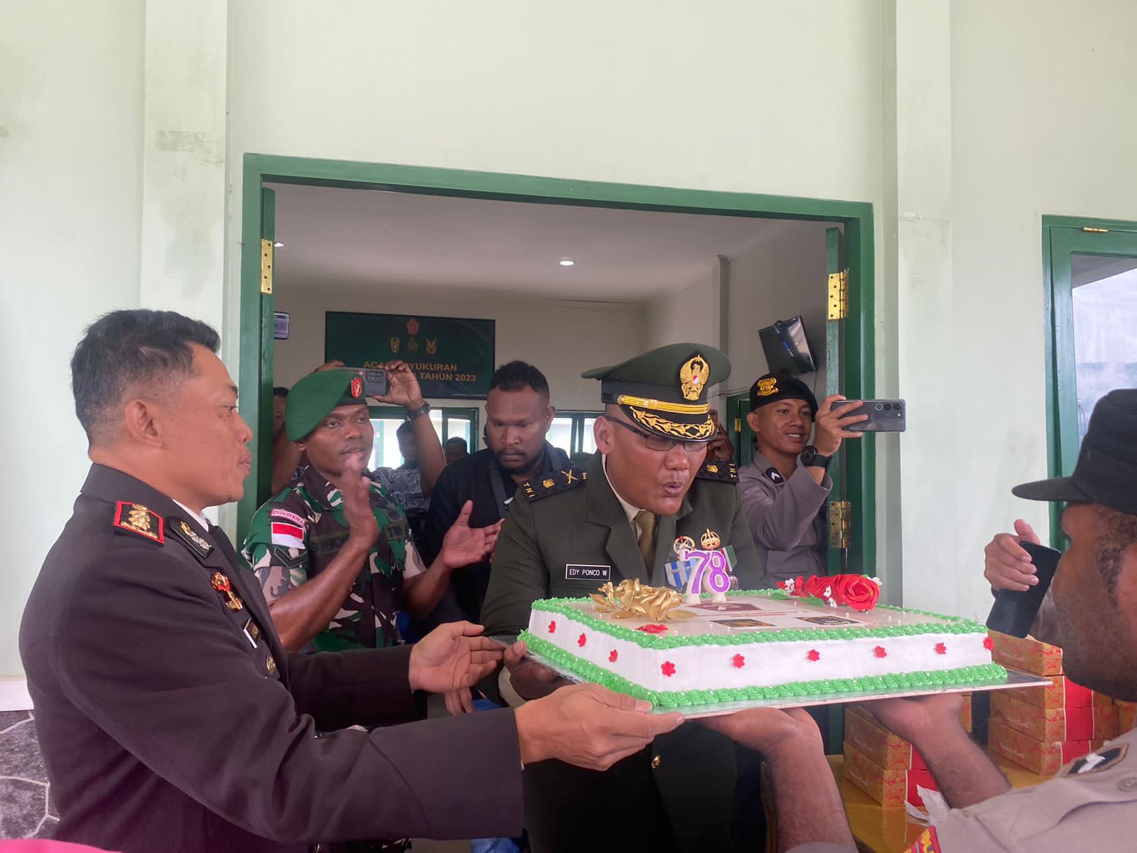 Penuh Meriah, Polres Tolikara Berikan Kejutan dalam Peringatan HUT TNI ke-78 di Kodim 1716/Karubaga