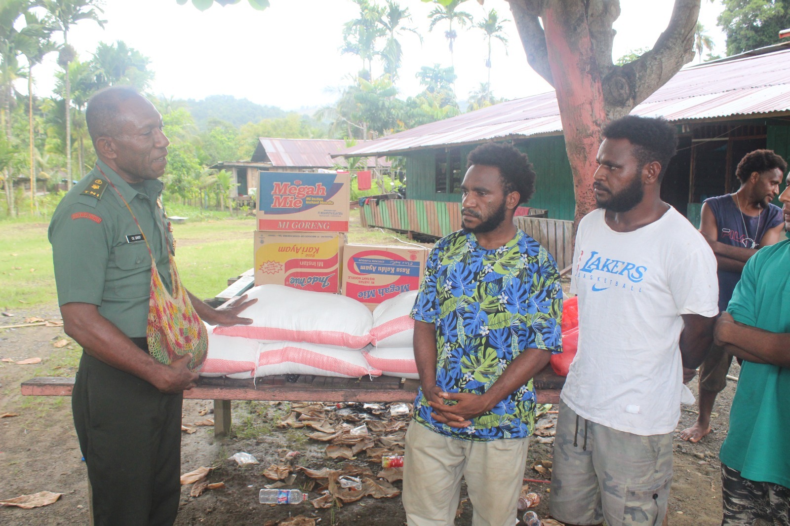 Dihari Jadinya, TNI Berbagi Sembako Kepada Asrama Mahasiswa