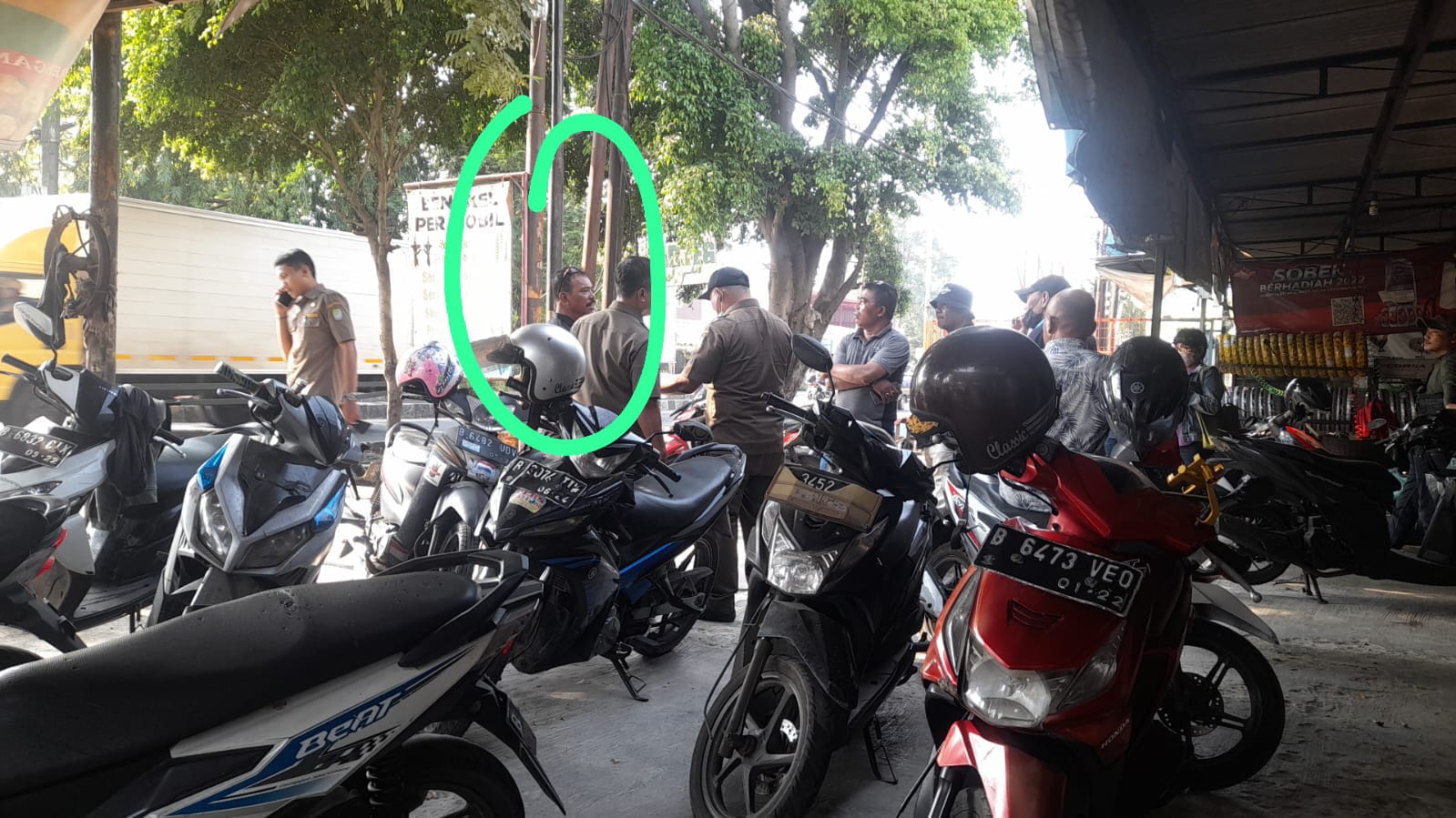 Tiang Tower yang berdiri di atas trotoar jalan Maulana Hasanudin tanpa ada izin.