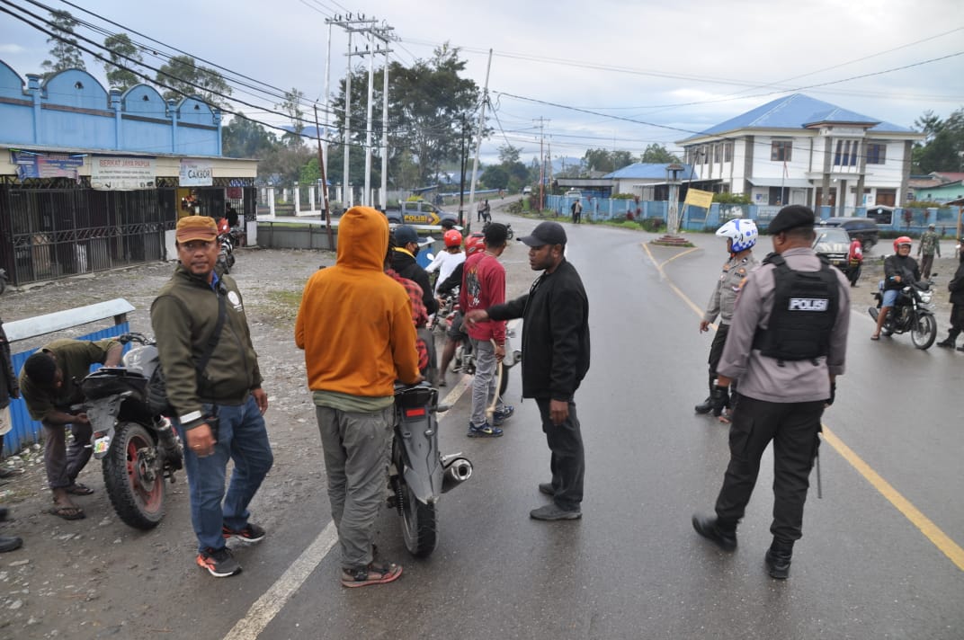 Polres Jayawijaya Gelar Razia di Jam Kota Hom-Hom, Sajam dan Minuman Keras Kembali Disita