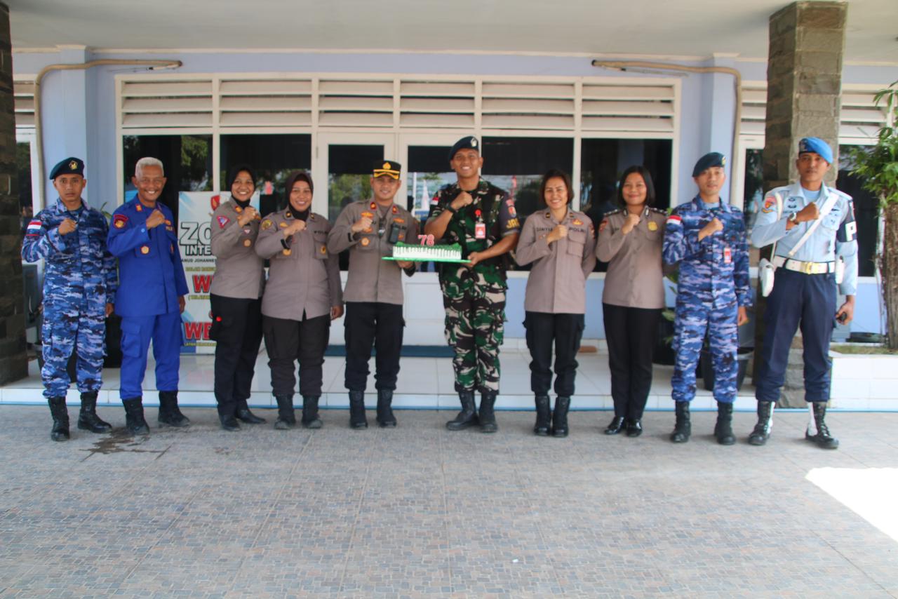 Kejutan Spesial, Polres Merauke Berikan Kue Ulang Tahun untuk TNI