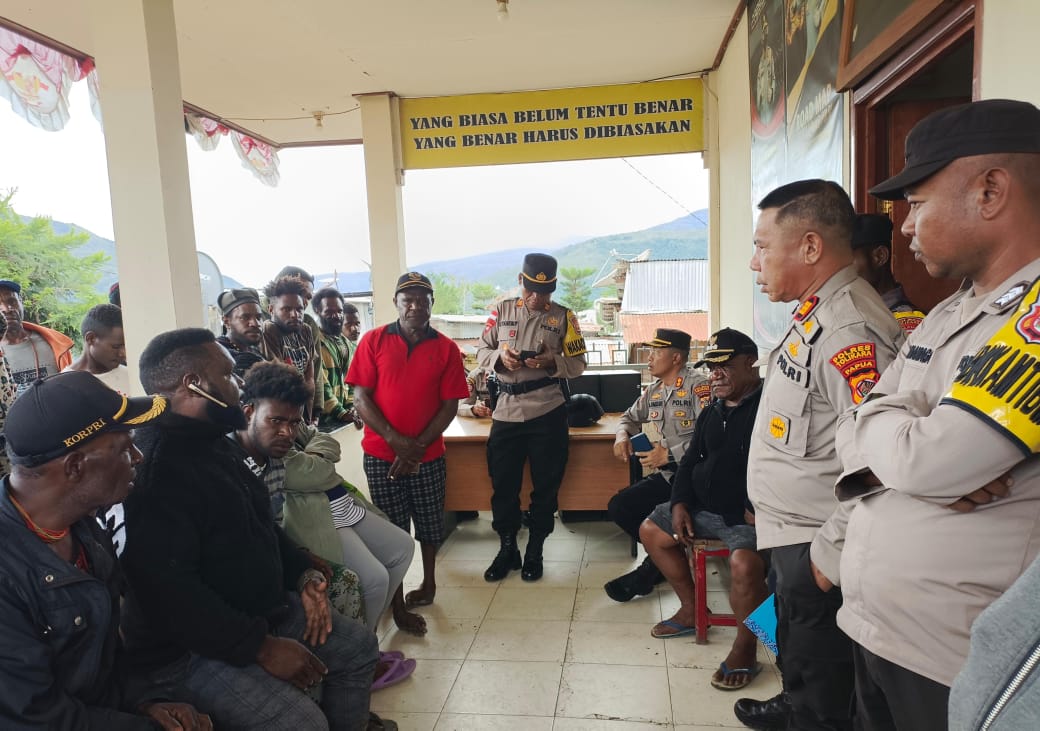 Dengan Kekeluargaan, Kapolres Tolikara Mediasi Permasalahan Nama Dalam SK Kepala Desa Karu Distrik Aweku