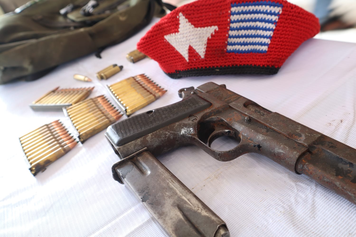 Satgas Operasi Damai Cartenz Menyisir Ulang Lokasi Penyergapan KKB Pegunungan Bintang, Ditemukan Satu Pucuk Pistol Dan Puluhan Amunisi