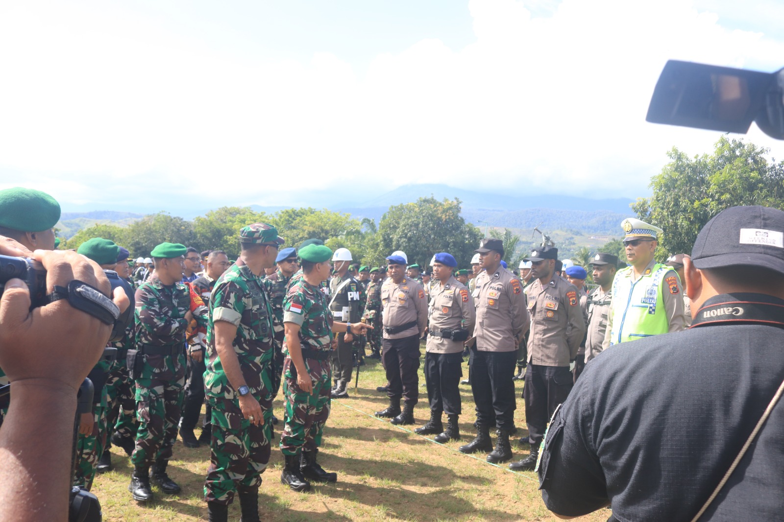 Amankan Kunjungan Wakil Presiden RI ke Papua, TNI-Polri Laksanakan Apel Gelar Pasukan