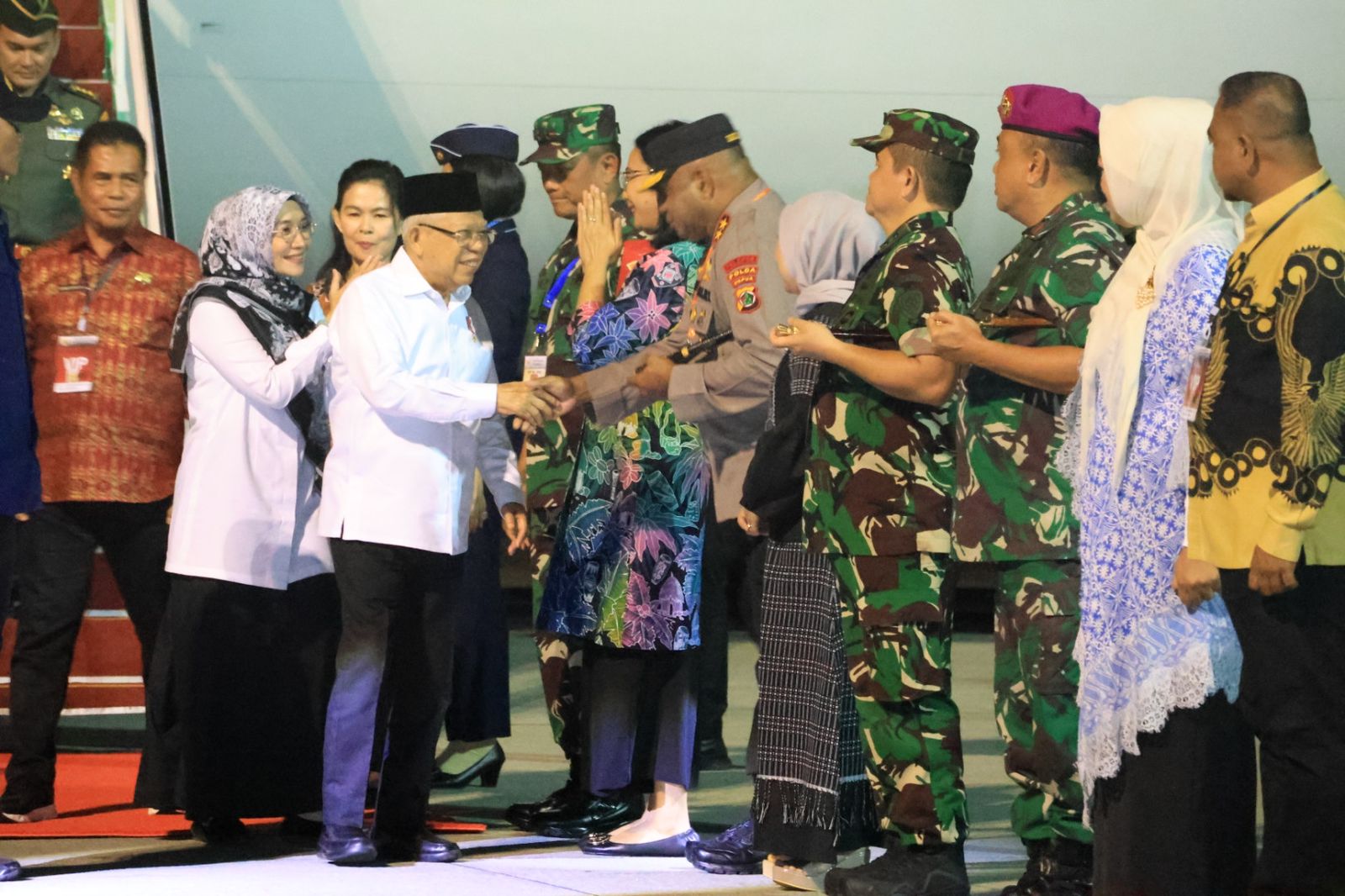 Kapolda Papua Sambut Kedatangan Wakil Presiden Prof. Ma’ruf Amin di Bandara Sentani