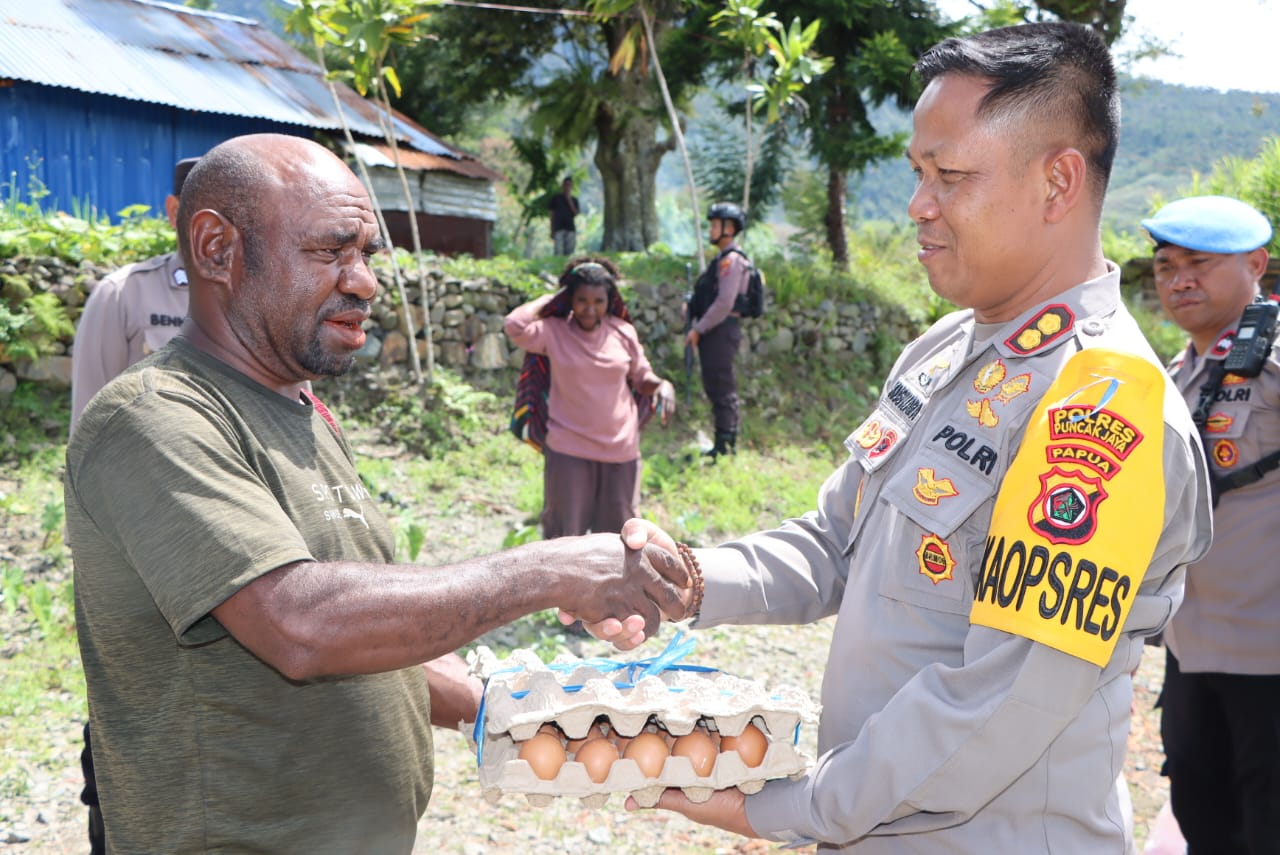 Polres Puncak Jaya Gelar Kegiatan Peduli Sosial Dengan Bagi Sembako Di Distrik Irimuli