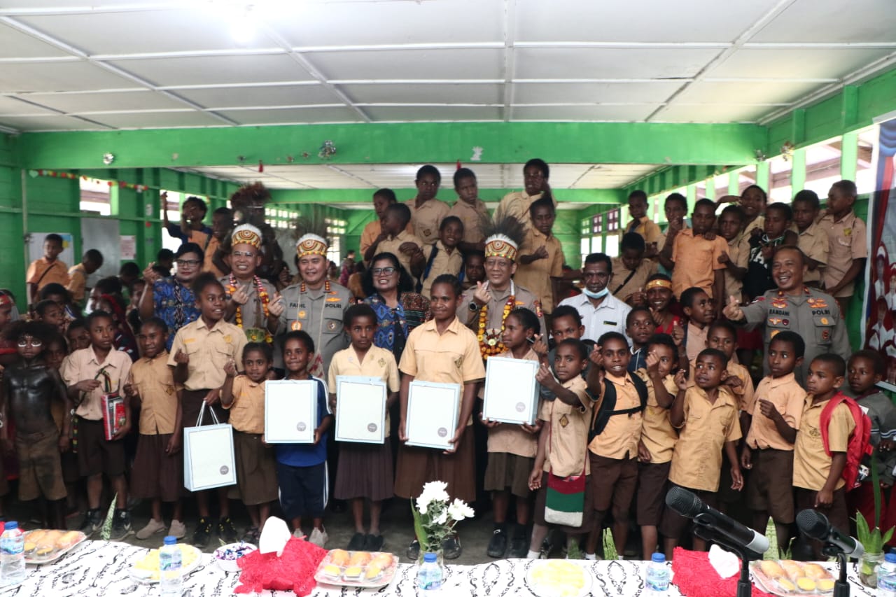 Wakapolda Papua Dampingi Kabaharkam Polri Dalam Kunjungan ke SD Santo Stevanus Wouma di Jayawijaya