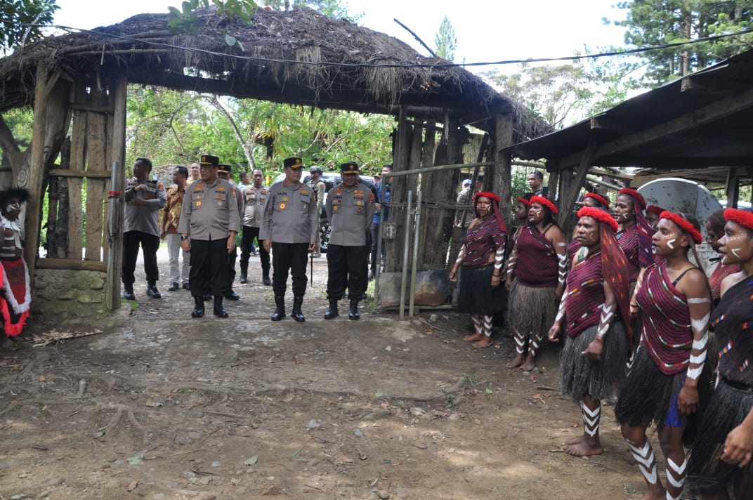 Kabaharkam Polri Salurkan Bantuan Pembangunan Rumah dan Sanggar Tari di Jayawijaya