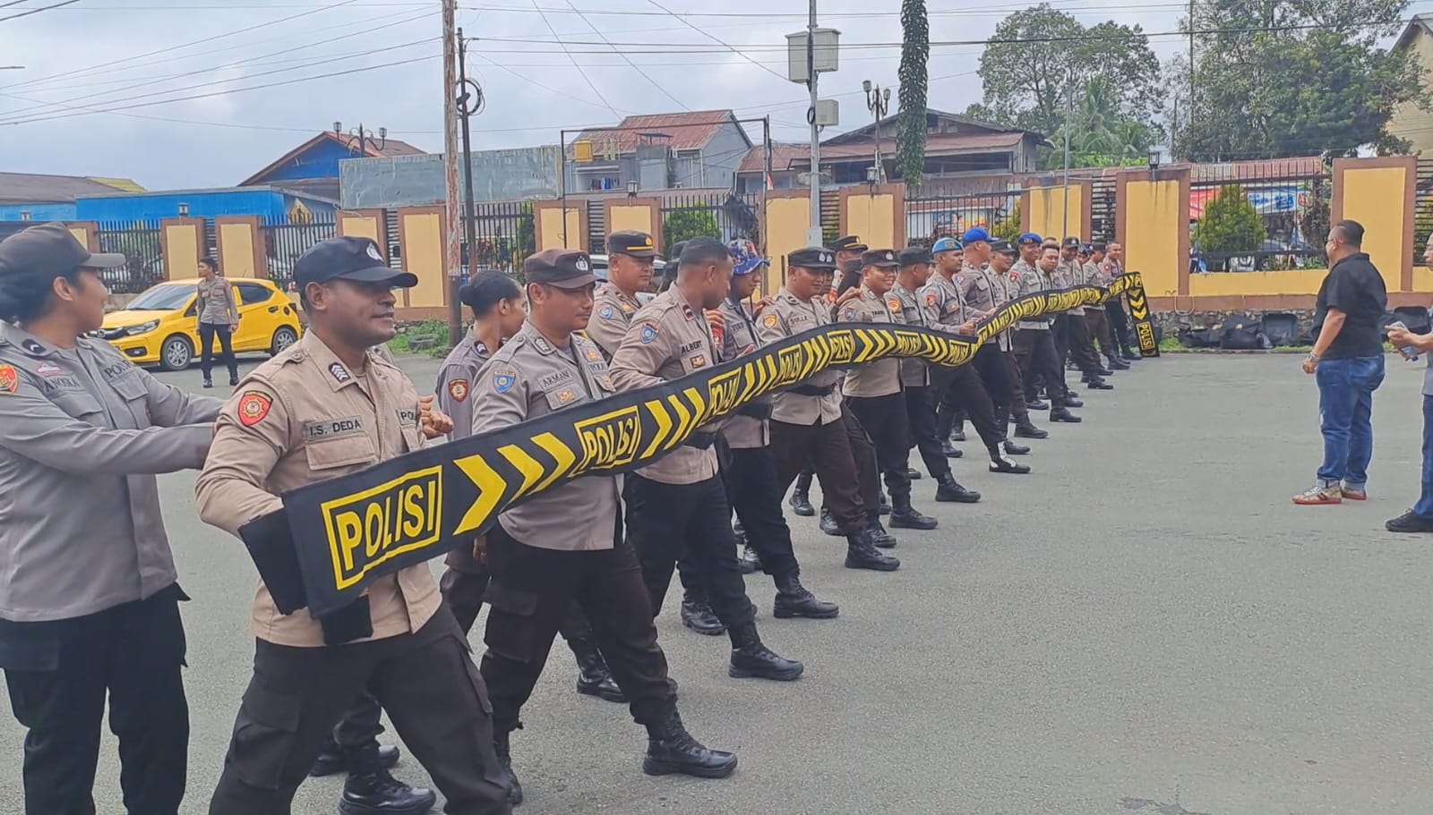 Personel Polres Mimika Lakukan Latihan Sispamkota Dalam Rangka Persiapan Pengamanan Pemilu 2024