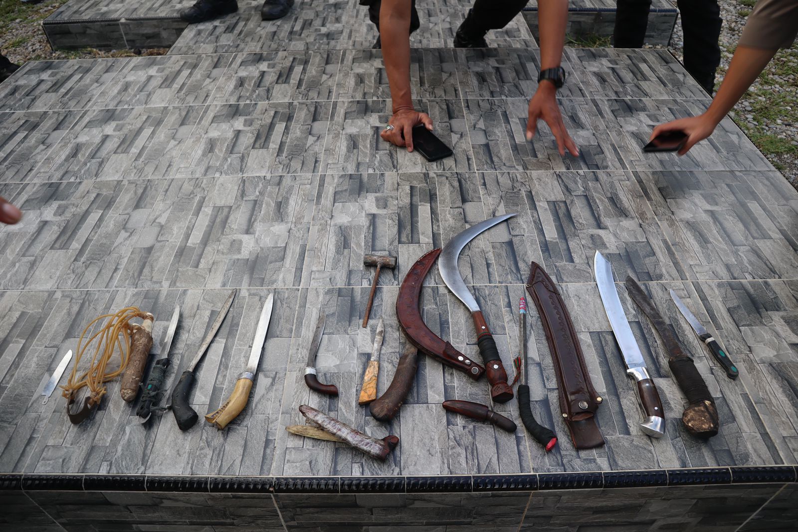 Polres Jayawijaya Sita Belasan Senjata Tajam Di Pasar Jibama