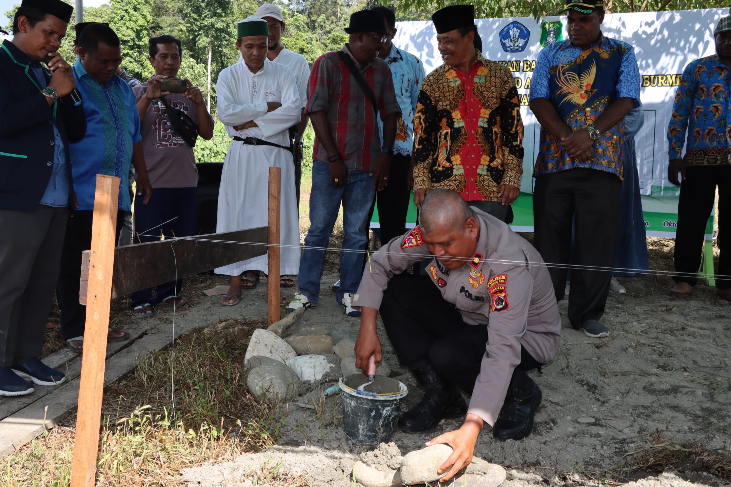 Wakapolres Mamberamo Raya Hadiri Peletakan Batu Pertama Pembangunan SD Yapis Al-Muhajirin Burmeso
