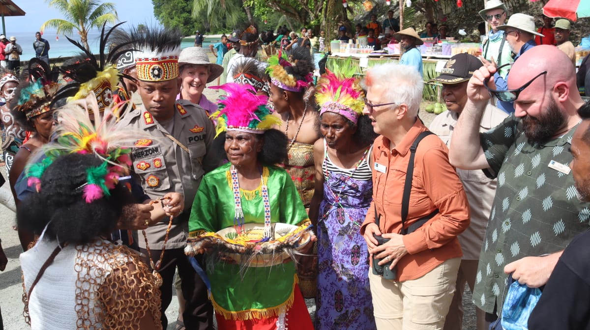Pengamanan Turis Mancanegara Di Yapen Untuk Berikan Rasa Aman Dan Nyaman Berwisata