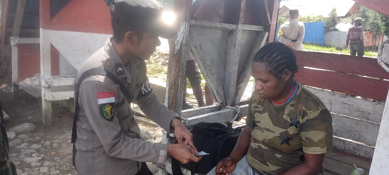 Terus Menyentuh, Binmas Noken Beri Layanan Kesehatan Gratis Bagi Masyarakat Puncak