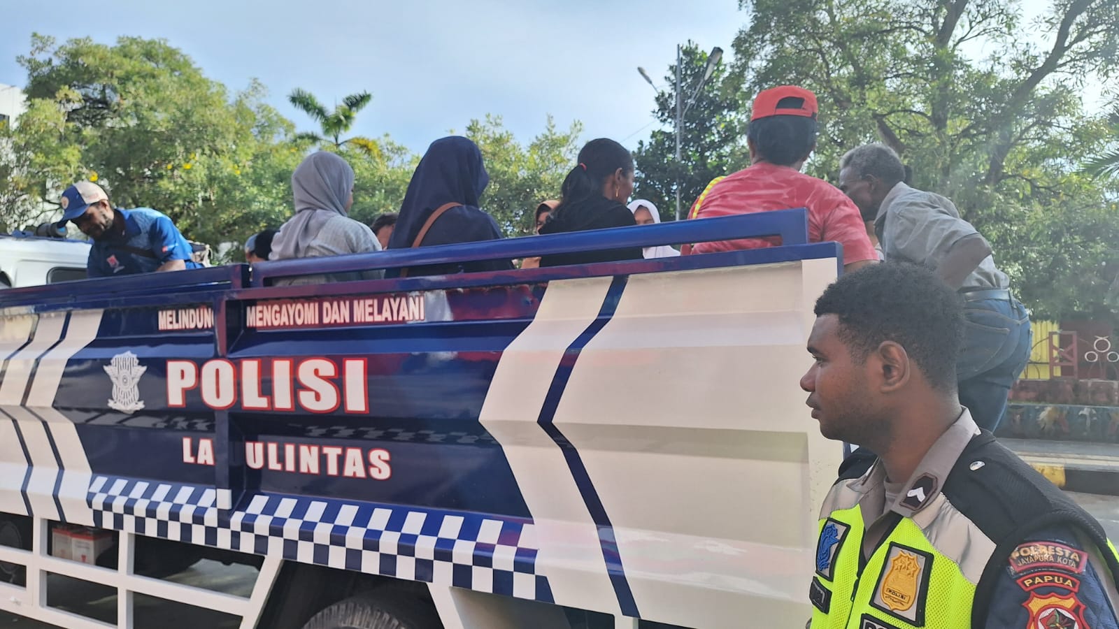 Polri Gerak Cepat Tangani Terlantarnya Para Penumpang Akibat Mogok Angkot