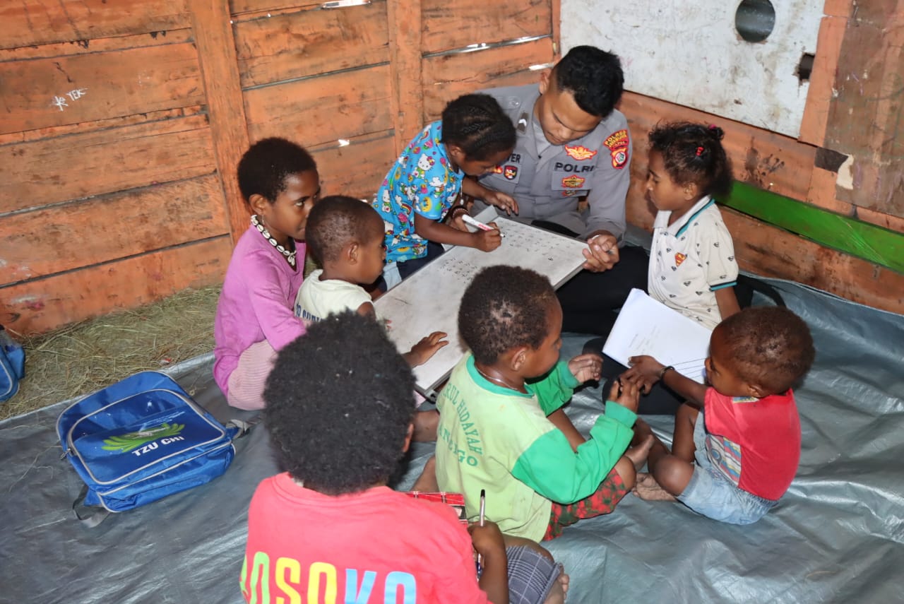 Wujudkan Generasi Muda Papua Maju, Binmas Noken Ajarkan Berhitung di Distrik Wamena