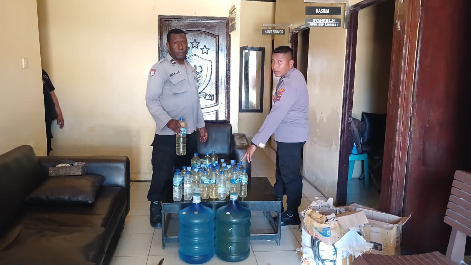 Polsek Pomako Amankan Puluhan Minuman Keras Dan Pemiliknya