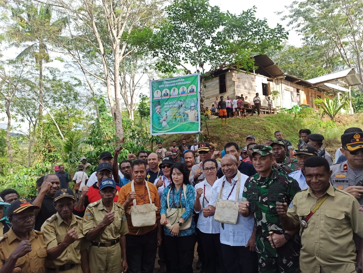Wakapolres Kepulauan Yapen Damping Kunjungan Pj Gubernur Papua ke Ambai Diru untuk Meninjau Daerah Penghasil Kopi