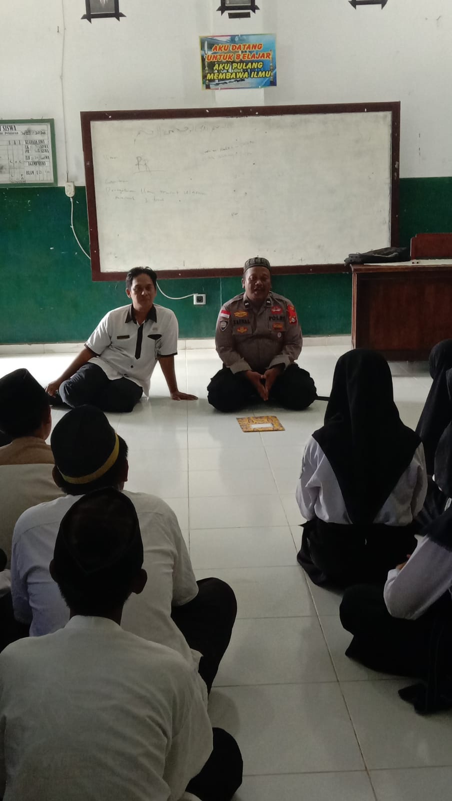 Sat Binmas Polres Sarmi Berikan Motivasi dan Pesan Kamtibmas di Madrasah DDI Bukit Neidam