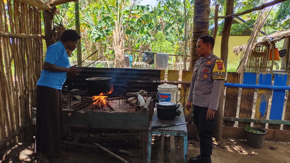 Sampaikan Pesan Kamtibmas, Bripka Lutfi Gencar Silahturahmi ke Warga di Perbatasan RI-PNG Menjelang Pemilu 2024